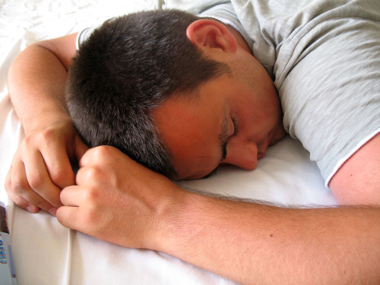 Фото спящие мужья. Спящий человек. Спящий мужчина.