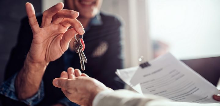 landlord handing over keys